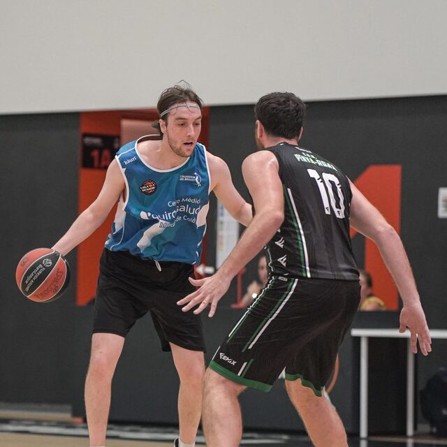 Jugador de baloncesto encarando a un defensor con la equipación fabricada por Kauri